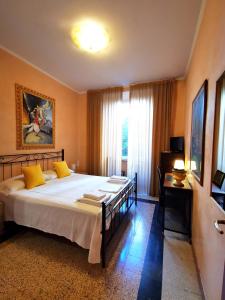 ein Schlafzimmer mit einem großen Bett mit gelben Kissen in der Unterkunft Maestoso Appartamento Turistico in Rom