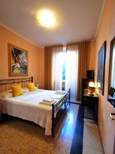 a bedroom with a large bed with yellow pillows at Maestoso Appartamento Turistico in Rome