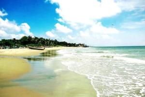 een strand met de oceaan en een bewolkte lucht bij Villa Porto' Lux beach house', Pondicherry in Pondicherry