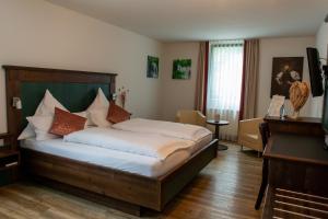 um quarto de hotel com uma cama e um piano em Hotel Restaurant Auerhahn em Bad Wildbad