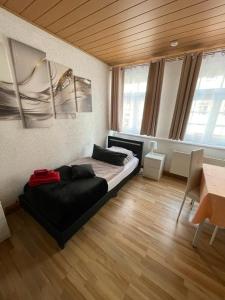 um quarto com uma cama grande num quarto em Ferienwohnungen Calwer Höfle City - für Firmen, Handwerker und Monteure em Calw