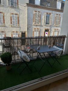 Een balkon of terras bij Superbe F4 hyper centre/ parc pasteur