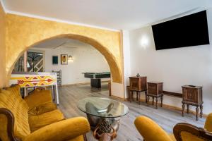 a living room with a couch and a pool table at La vecia casa apartament in Denno