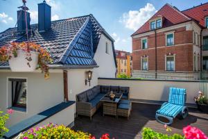 patio con sofá y sillas en el balcón en Fewo Schuch en Pirna