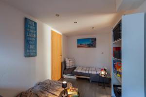 1 dormitorio con cama y sofá en Fewo Schuch en Pirna