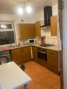 Η κουζίνα ή μικρή κουζίνα στο Gorton Elsham Gardens Apartment - Delight Suites