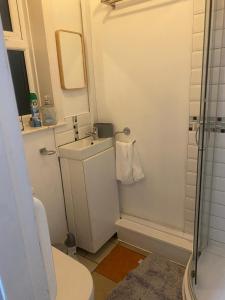 Ένα μπάνιο στο Gorton Elsham Gardens Apartment - Delight Suites