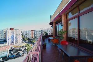 uma varanda de um edifício com vista para uma cidade em Hôtel Texuda em Rabat