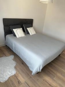 Een bed of bedden in een kamer bij Superbe F4 hyper centre/ parc pasteur