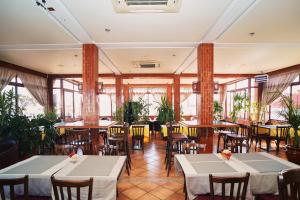 泰素達酒店餐廳或用餐的地方