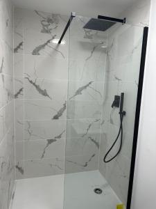 een badkamer met een douche met een glazen deur bij Superbe F4 hyper centre/ parc pasteur in Orléans