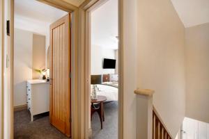 Llit o llits en una habitació de Beautifully refurbished cottage in lower Wivenhoe.