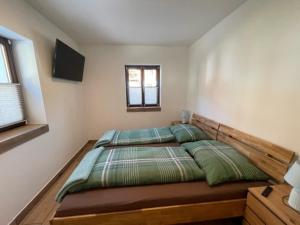 ein Schlafzimmer mit einem großen Bett mit grünen Kissen in der Unterkunft Haus-Ennstal in Öblarn