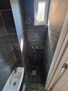 ein Badezimmer mit Waschbecken und Toilette und einem Fenster in der Unterkunft my TinyPlace in Târgu Mureș