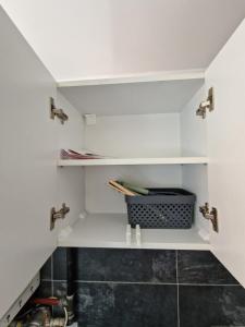 eine begehbare Speisekammer mit zwei Wasserhähnen in der Unterkunft my TinyPlace in Târgu Mureș