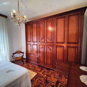 a bedroom with a large wooden paneled wall at Villetta del Capriolo con giardino, vicino Centro in Terni