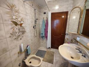 a bathroom with a sink and a toilet at Villetta del Capriolo con giardino, vicino Centro in Terni