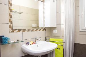 A bathroom at Green Residence