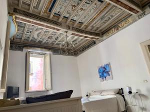 una camera con un soffitto a cassettoni e un letto di Il Carapace - Appartamento nel cuore di Foligno a Foligno