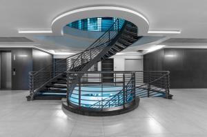 een wenteltrap in een gebouw met een zwembad bij Prime Living Luxury Apartments in Nairobi