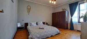 een slaapkamer met een bed en een groot raam bij Top Central 2 Bedroom Apartment next to NDK in Sofia