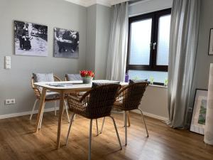 a dining room with a table and chairs and a window at Bulli-Suite, 2-Zimmer Maisonette-Wohnung in Haan