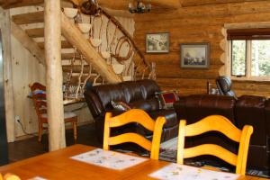 Posezení v ubytování Anchor Point Captain Cook Lodge