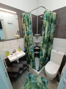 ein Bad mit einem WC und einem Waschbecken in der Unterkunft Green-Loft in Tacoronte