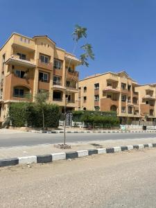 an empty street in front of an apartment building at شقة فندقية 3 غرف كمبوند الخمائل in Kafr Abū ʼumaydah