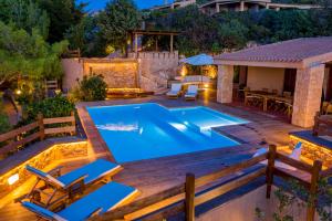 una piscina en el patio trasero con terraza y piscina en Costa Paradiso Resort, en Costa Paradiso