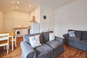 uma sala de estar com um sofá e uma mesa em Host & Stay - Main Street Apartments em Seahouses