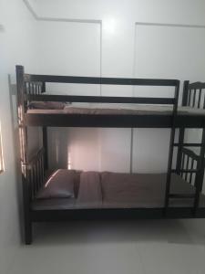 - un ensemble de lits superposés dans une chambre dans l'établissement Nature Bliss Hideaway, à Silang