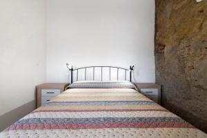 - une chambre avec un lit et une tête de lit en bois dans l'établissement Casa Pepa, à Santa Brígida