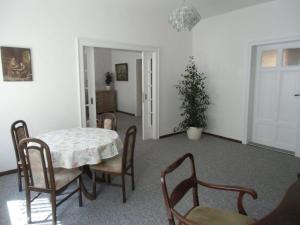 een eetkamer met een tafel en stoelen en een plant bij Monika in Luckenwalde