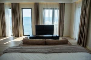 TV a/nebo společenská místnost v ubytování GREAT WHITE HOTEL