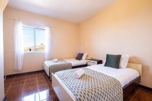 Giường trong phòng chung tại Villa Pequenino by GALMI