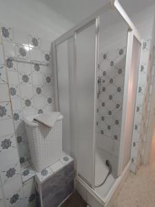 La salle de bains est pourvue d'une douche et de toilettes. dans l'établissement Apartamento Faro Torrox, à Torrox