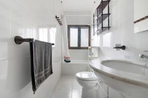 Ένα μπάνιο στο Brownie Home +20 φωτογραφίες