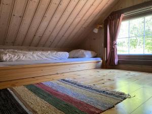 En eller flere senger på et rom på Cottage Yard - cozy Cabin