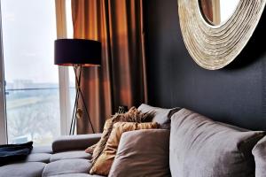 Säng eller sängar i ett rum på Beautiful luxury apartment in City with Lake view