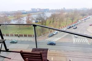 balcone con vista su una strada con auto di Beautiful luxury apartment in City with Lake view a Koliba