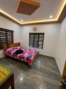 sypialnia z łóżkiem w pokoju w obiekcie S VILLA w mieście Wayanad