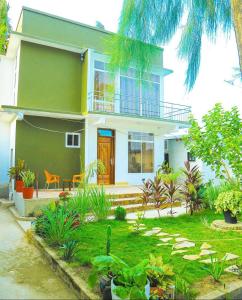 uma casa com um alpendre e uma varanda em A Gorgeous Condo with a kingsize bed em Dar es Salaam