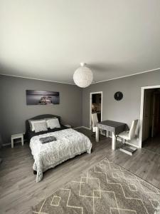 Un dormitorio con una cama y una mesa dentro. en Polar apartment, en Rovaniemi