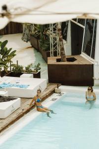 zwei Frauen in einem Swimmingpool in einem Resort in der Unterkunft Apartamentos Bora Bora - Adults Only in Playa d'en Bossa + 28 Fotos