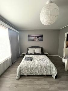 1 dormitorio con 1 cama grande y lámpara en Polar apartment, en Rovaniemi