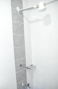 ein Bad mit einer Dusche und einer Glastür in der Unterkunft One Bedroom BnB in Thika Town7 in Thika