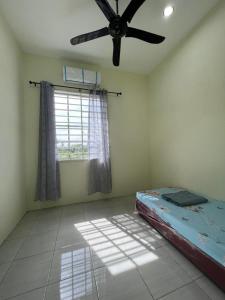 Giường trong phòng chung tại SP 1 Homestay Kuranji Kota Marudu Sabah