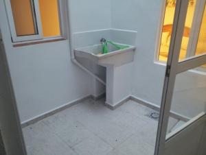 Casa Duque في برادو ديل ري: حمام مع حوض ومرآة