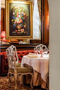 uma sala de jantar com uma mesa com copos de vinho em NARUTIS hotel em Vilnius